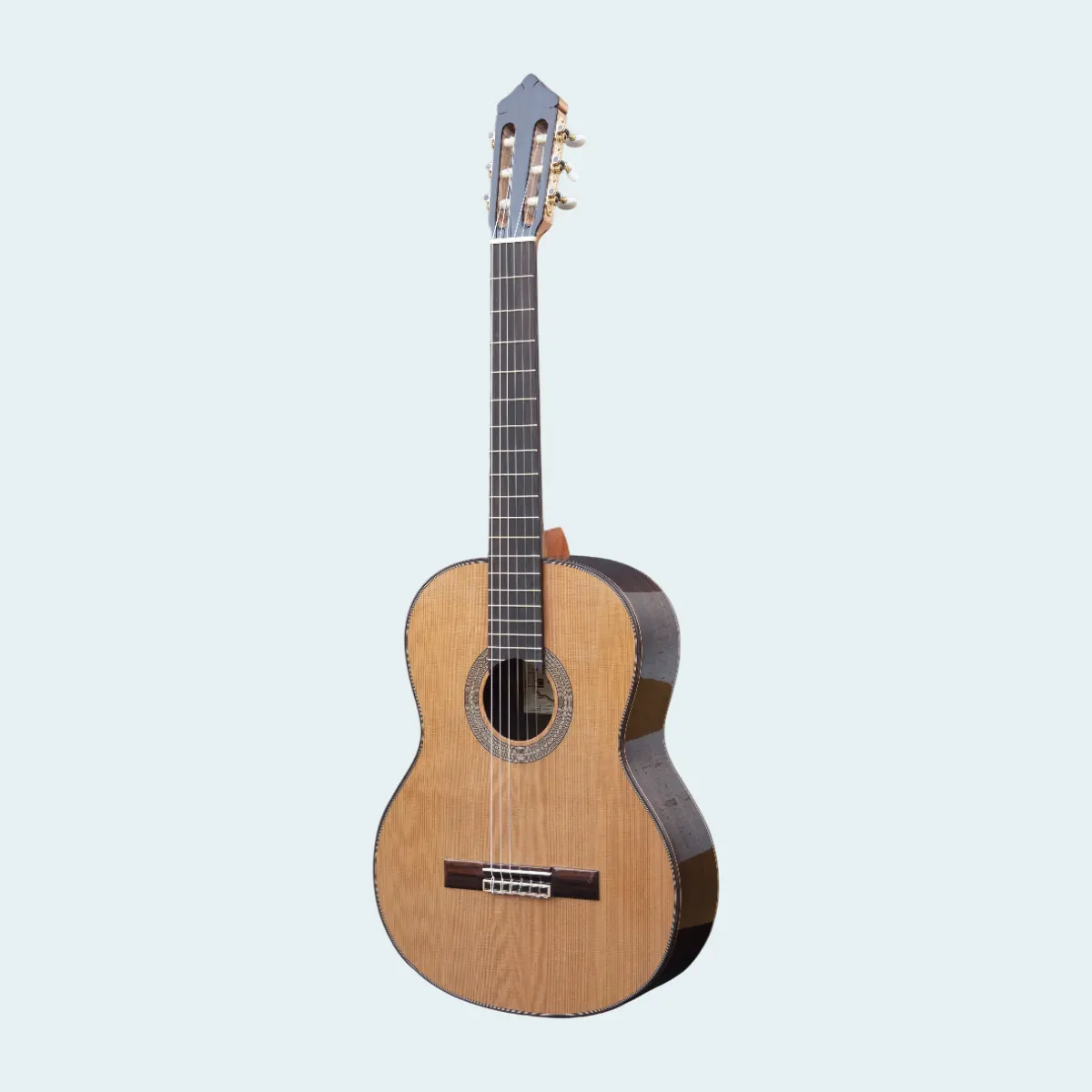 Guitarra Flamenca modelo Granada de madera, con sonido profundo y brillante, ideal para músicos flamencos.