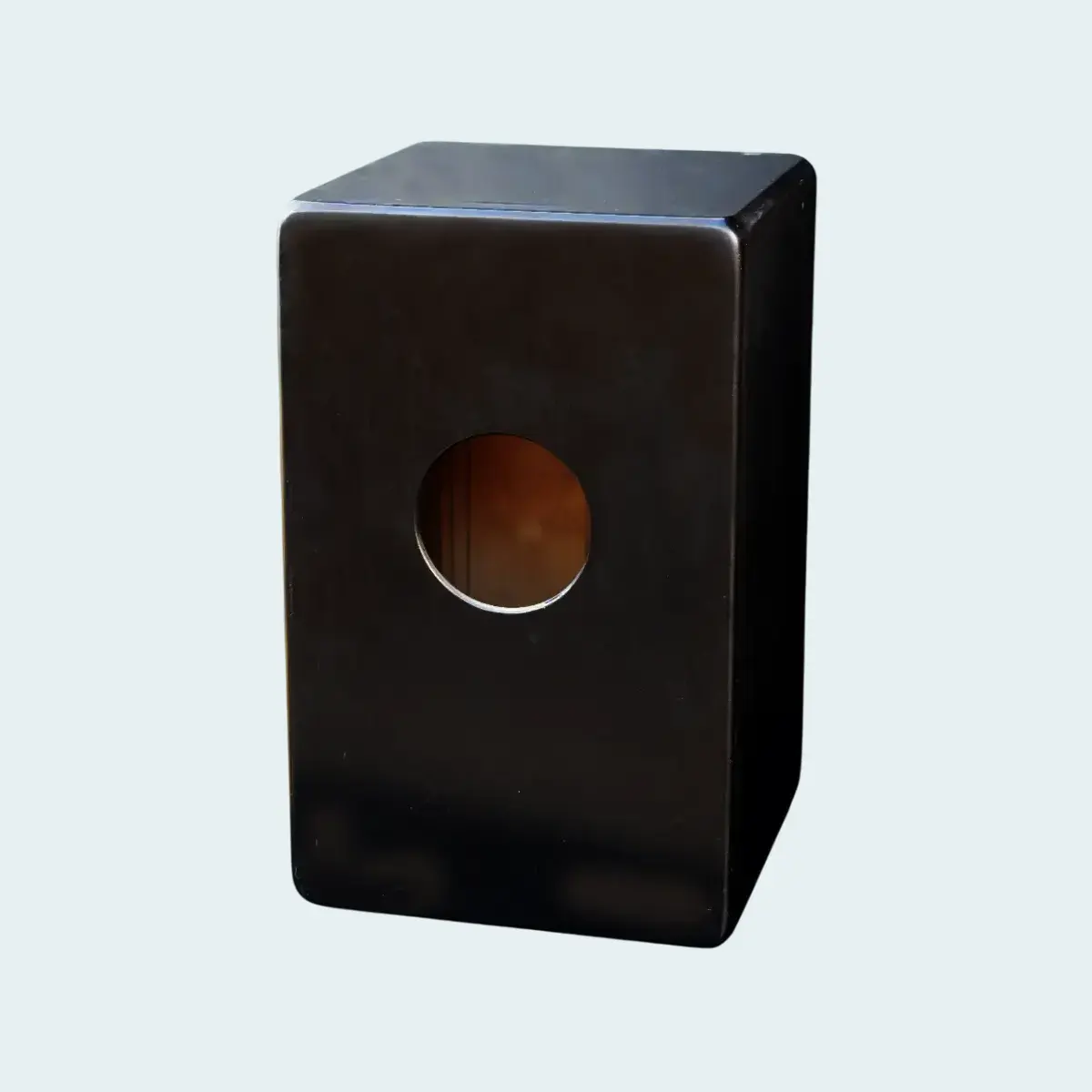 Cajón flamenco profesional modelo Granaína con acabado en tintado en negro.